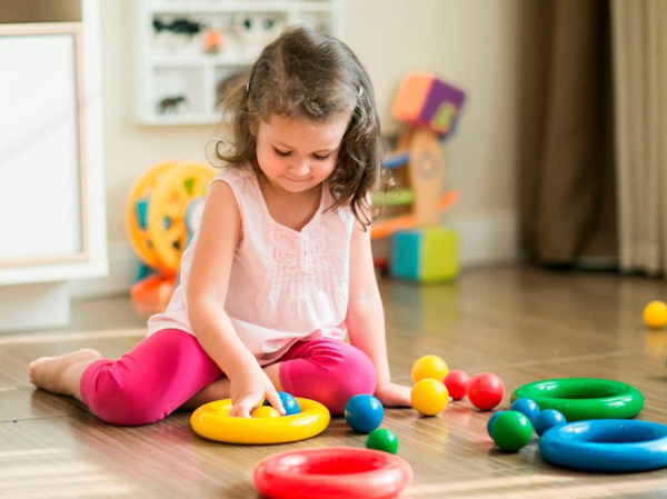 Мяч игровой резиновый Universal Ball Maxi 12,5 см, 1 штука Ledraplastic